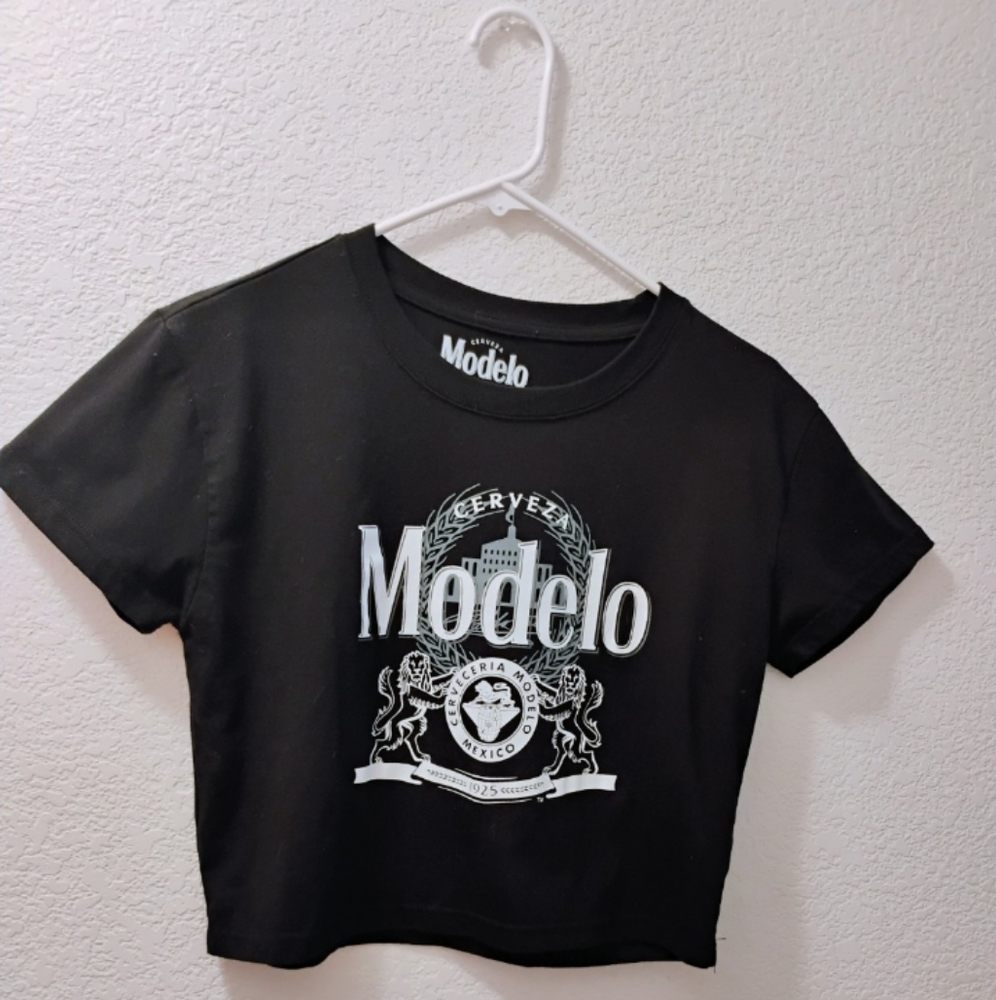 Modelo Black Crop Top